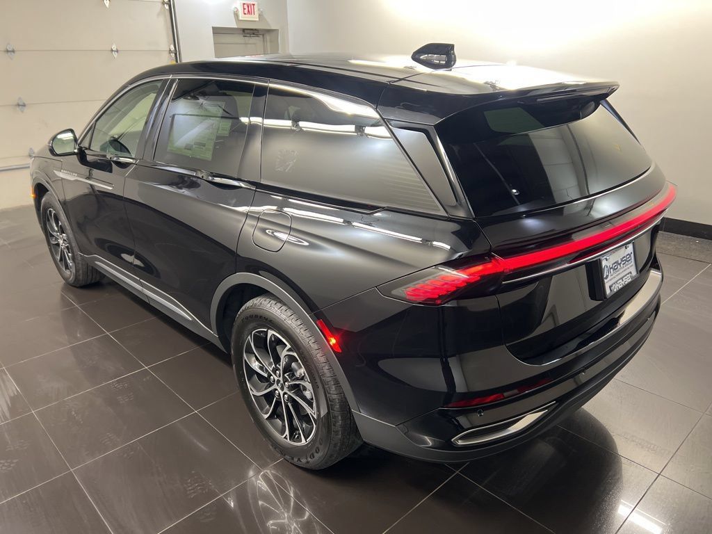 Used 2026 Lincoln Nautilus Premier AWD/4WD image 4