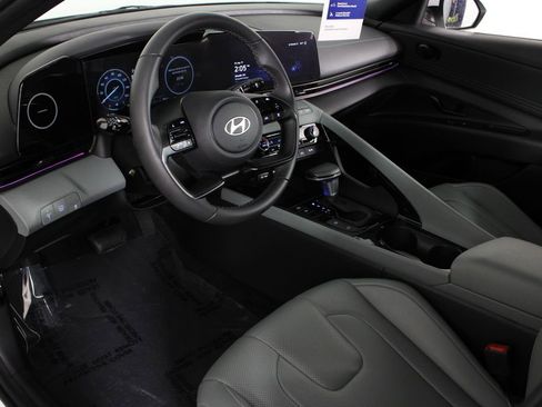 Certified 2025 Hyundai Elantra Limited image 19