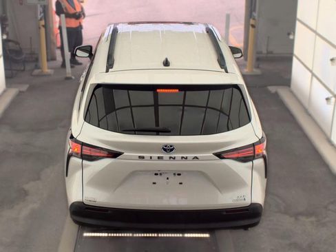 Used 2022 Toyota Sienna XLE w/ XLE Plus Package FWD image 9