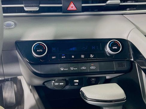 Used 2025 Hyundai Elantra Hybrid FWD image 15