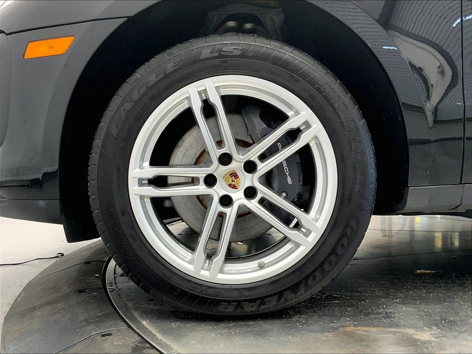Certified 2023 Porsche Macan AWD/4WD image 11