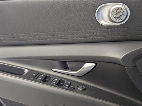 Certified 2025 Hyundai Elantra SE image 14