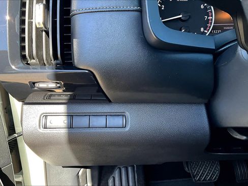 Used 2025 Nissan Pathfinder S image 32