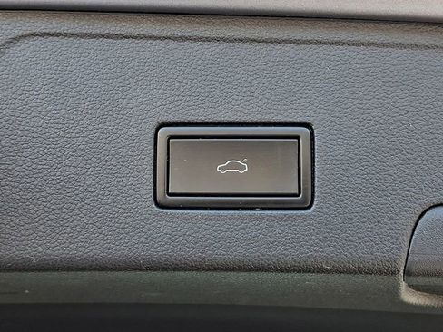 Used 2020 Volkswagen Atlas Cross Sport SE image 31