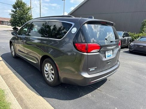 Used 2017 Chrysler Pacifica Touring-L FWD image 5
