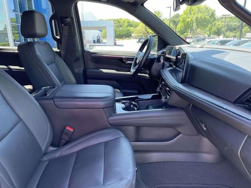 Used 2025 Chevrolet Suburban Z71 AWD/4WD image 9