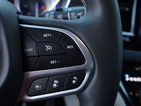 Used 2023 Chrysler Pacifica Touring-L image 24