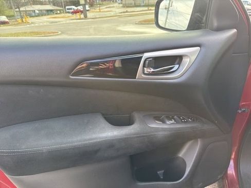 Used 2016 Nissan Pathfinder SV image 9