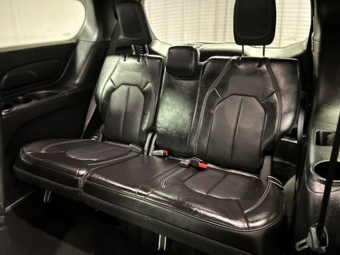 Used 2025 Chrysler Pacifica Select image 24