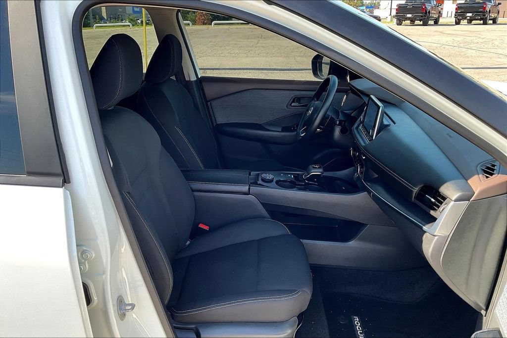 Used 2023 Nissan Rogue S AWD/4WD image 15