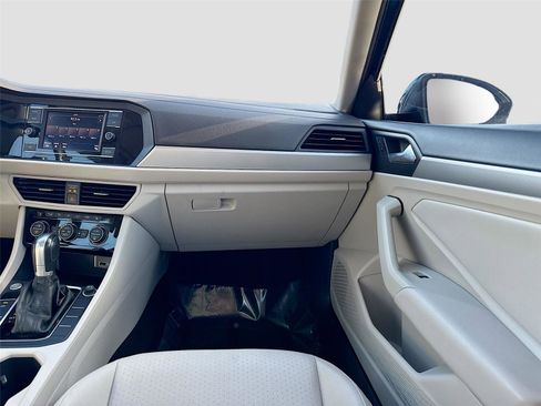 Used 2019 Volkswagen Jetta SE w/ Cold Weather Package image 22