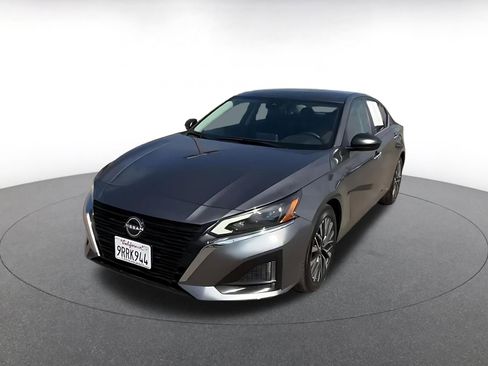 Used 2025 Nissan Altima 2.5 SV FWD image 7