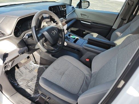 Used 2024 Toyota Sienna LE image 19