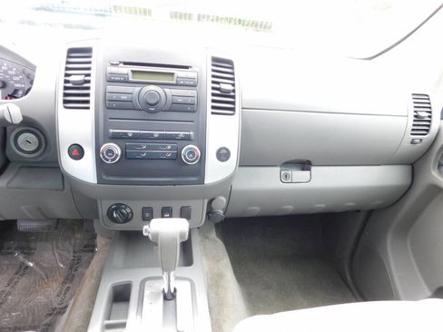 Used 2011 Nissan Frontier SV AWD/4WD image 7