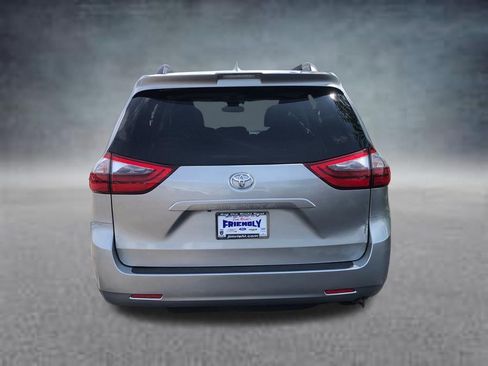 Used 2020 Toyota Sienna LE w/ Carpet Mat Package FWD image 10