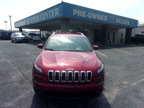 Used 2017 Jeep Cherokee Latitude w/ Comfort & Sound Group FWD image 2