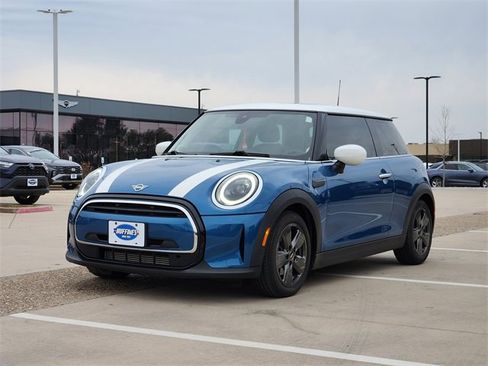 Used 2022 MINI Cooper 2-Door Hardtop image 2