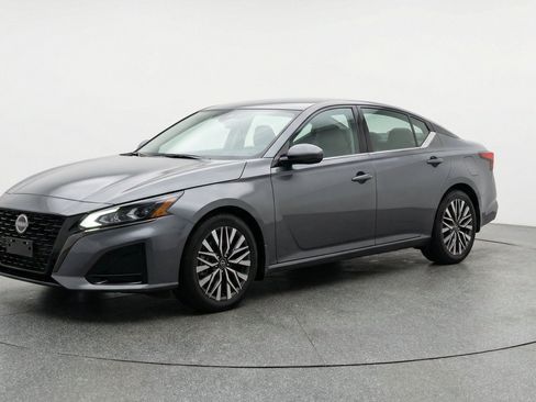 Used 2025 Nissan Altima 2.5 SV FWD image 3