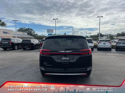 Used 2023 Chrysler Pacifica Touring-L image 6