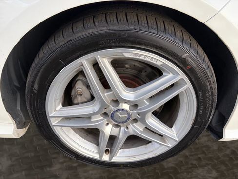 Used 2011 Mercedes-Benz E 550 4MATIC Sedan image 40