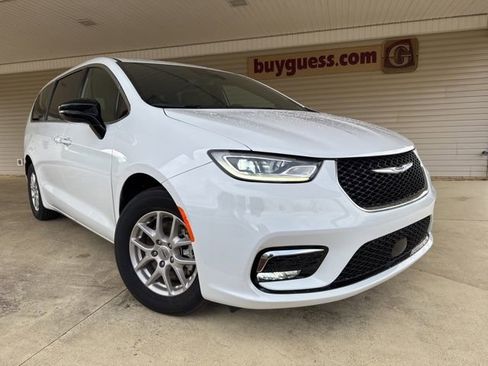 Used 2025 Chrysler Pacifica Select image 2