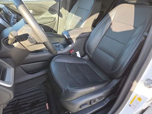 Used 2024 GMC Terrain SLT image 32