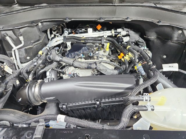 Used 2025 Ford Explorer Active AWD/4WD image 18