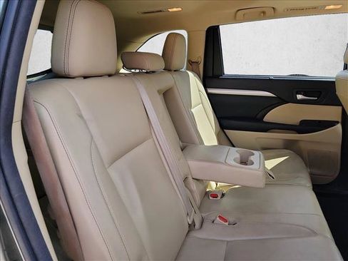 Used 2014 Toyota Highlander XLE FWD image 12