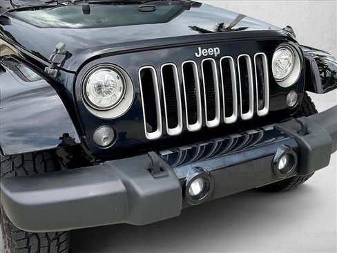 Used 2018 Jeep Wrangler Sahara w/ Connectivity Group AWD/4WD image 29