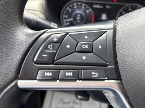 Used 2022 Nissan Versa SV FWD image 33