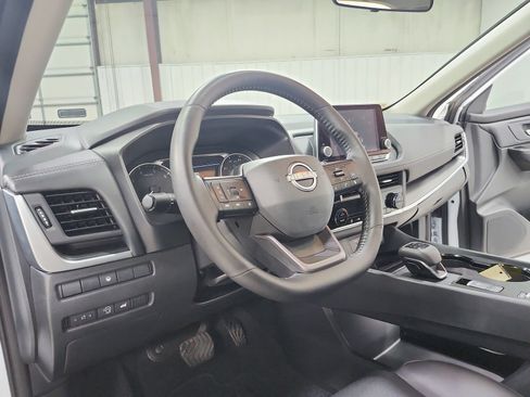 Used 2025 Nissan Rogue SV w/ SV Premium Package FWD image 18