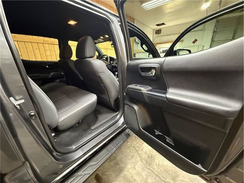 Used 2017 Toyota Tacoma TRD Off-Road AWD/4WD image 17