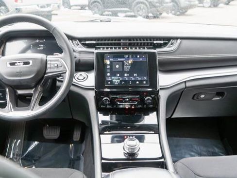 Used 2023 Jeep Grand Cherokee Laredo image 15