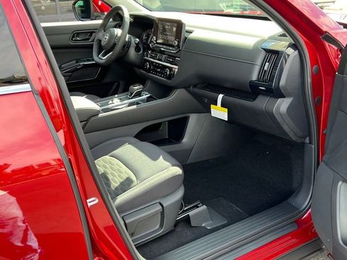 New 2025 Nissan Pathfinder SV w/ SV Premium Package image 28