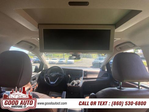 Used 2018 Toyota Sienna XLE AWD 7-Passenger (Natl) image 10