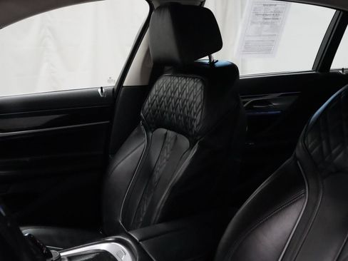 Used 2021 BMW 740i xDrive w/ Premium Package image 5