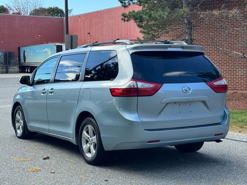 Used 2016 Toyota Sienna LE image 4