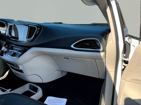 Used 2022 Chrysler Pacifica Touring-L w/ Uconnect Theater Family Group FWD image 23