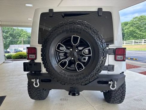 Used 2017 Jeep Wrangler Unlimited Sahara AWD/4WD image 8