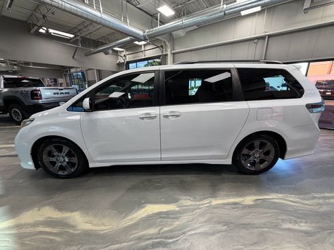 Used 2017 Toyota Sienna SE FWD image 37