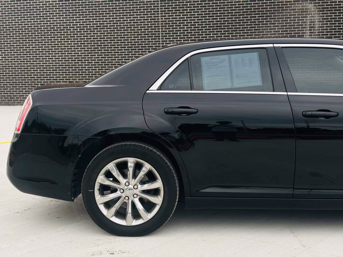 Used 2014 Chrysler 300 AWD image 8