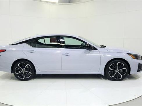 Certified 2025 Nissan Altima 2.5 SR FWD image 9