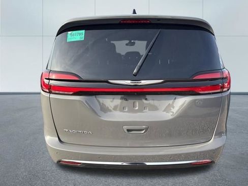 Used 2025 Chrysler Pacifica Select image 3