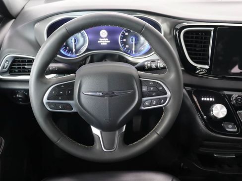 Used 2025 Chrysler Pacifica Select FWD image 9