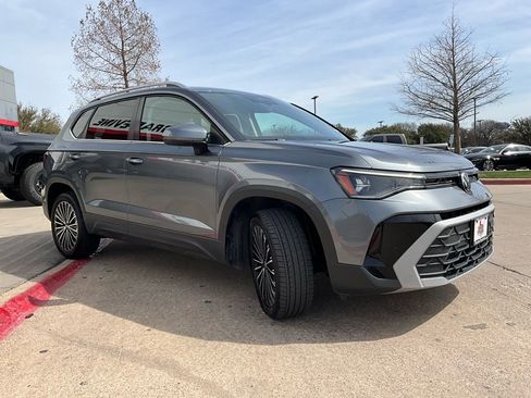 Used 2025 Volkswagen Taos SE image 4