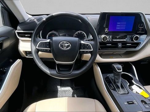 Used 2024 Toyota Highlander XLE image 8