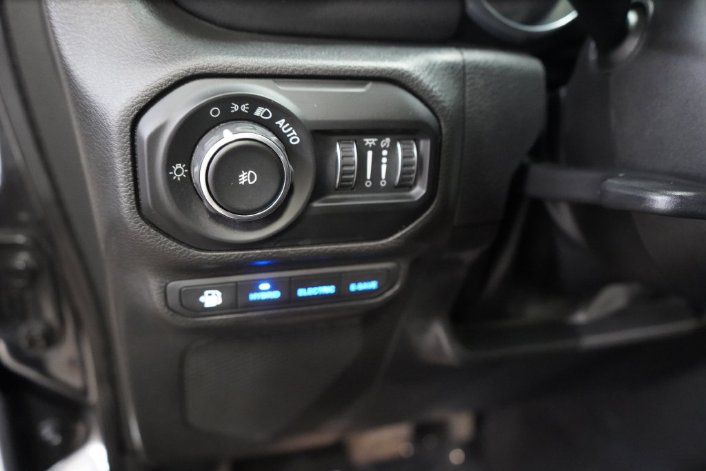 Used 2022 Jeep Wrangler Unlimited Sahara AWD/4WD image 34
