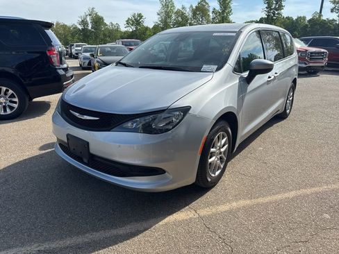 Used 2023 Chrysler Voyager LX FWD image 1