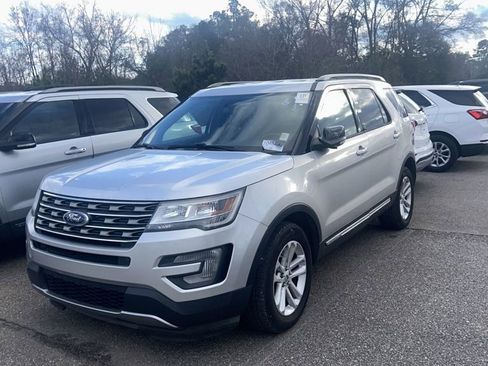 Used 2017 Ford Explorer XLT image 18