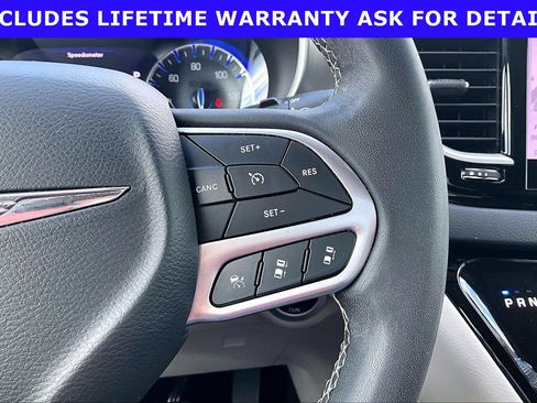 Used 2022 Chrysler Pacifica Touring-L FWD image 15
